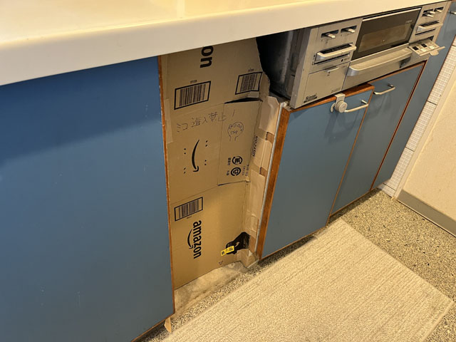 30cm幅ビルトイン食洗機が壊れ、取り外したあとに収納棚を入れました