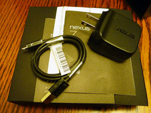 Nexus7のUSBケーブルとACアダプタ